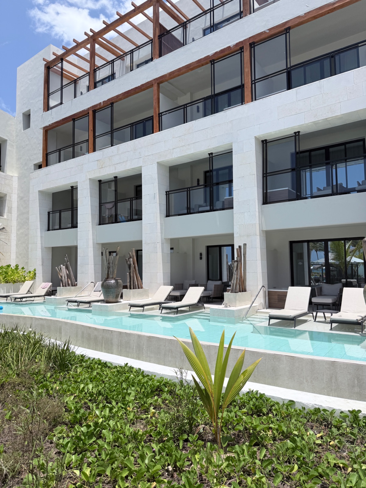 Swim-out suites at Secrets Playa Esmeralda open straight onto a winding pool. Photo: Dreams Fulfilled Travel Dream Designer